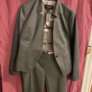 New w tags very classy pant suit by Ann Taylor, a must have staple (1G)